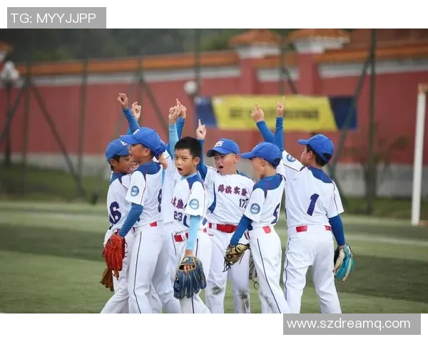 足球明星挥棒球杆展现多才多艺的运动魅力与激情